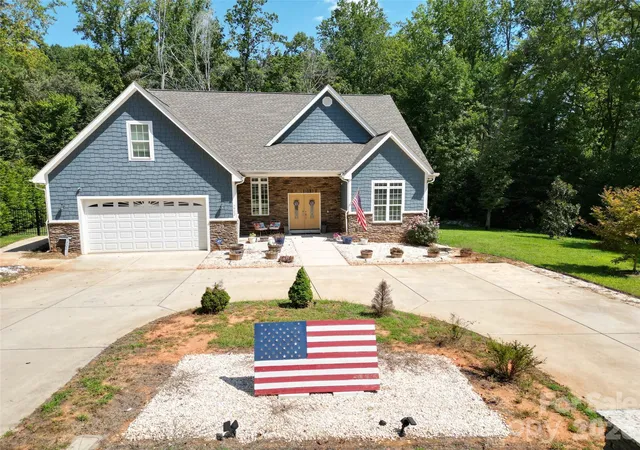 Photo 3 of Sale Pending at 7902 Denbur Dr, Charlotte, NC 28215 | MLS# 4424339 | Listing updated on 2026-09-30