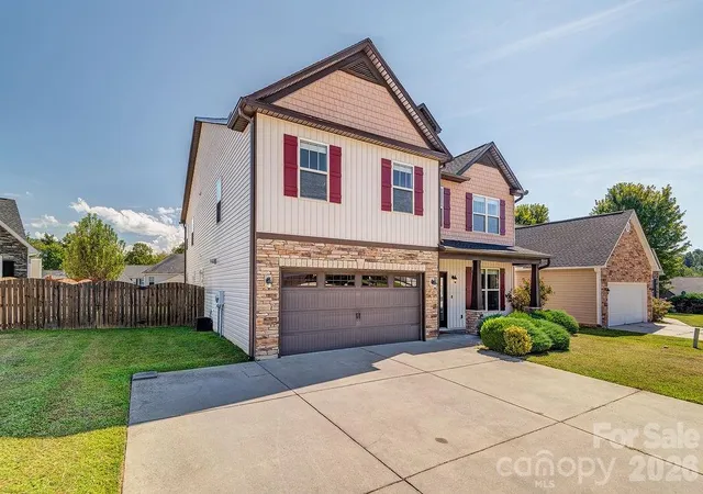 Photo 3 of Single family home for sale at 5 Breyerton Ct, Asheville, NC 28804 | MLS# 4424347 | Listing updated on 2026-10-06