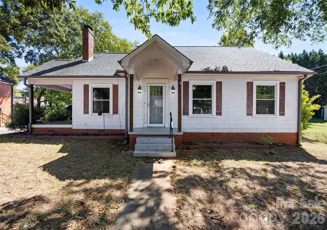 Photo 1 of Single family home for sale at 309 S Main Ave, Newton, NC 28658 | MLS# 4424348 | Listing updated on 2026-09-16