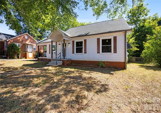 Photo 2 of Single family home for sale at 309 S Main Ave, Newton, NC 28658 | MLS# 4424348 | Listing updated on 2026-09-16