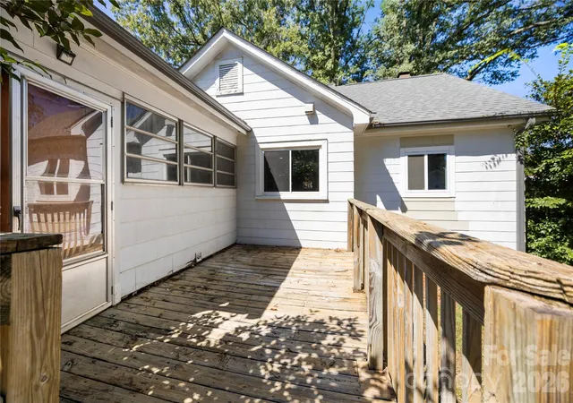 Photo 3 of Single family home for sale at 309 S Main Ave, Newton, NC 28658 | MLS# 4424348 | Listing updated on 2026-09-16