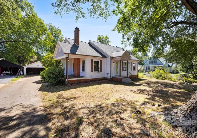 Photo 3 of Single family home for sale at 309 S Main Ave, Newton, NC 28658 | MLS# 4424348 | Listing updated on 2026-09-16