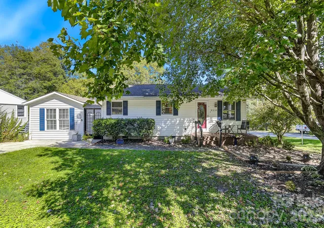 Photo 1 of Single family home for sale at 312 Jack St, Hendersonville, NC 28792 | MLS# 4424351 | Listing updated on 2026-09-19