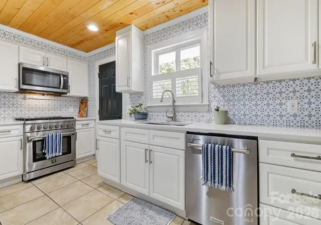 Photo 2 of Single family home for sale at 312 Jack St, Hendersonville, NC 28792 | MLS# 4424351 | Listing updated on 2026-09-19