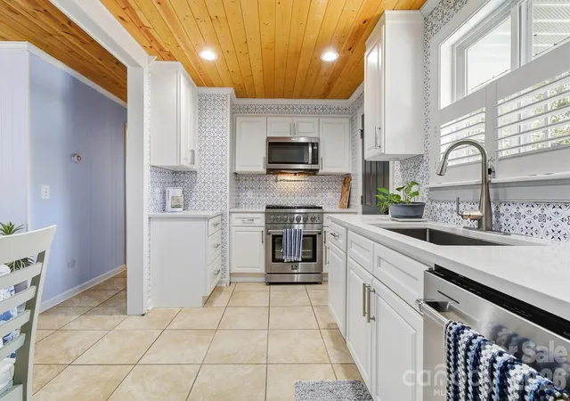 Photo 3 of Single family home for sale at 312 Jack St, Hendersonville, NC 28792 | MLS# 4424351 | Listing updated on 2026-09-19