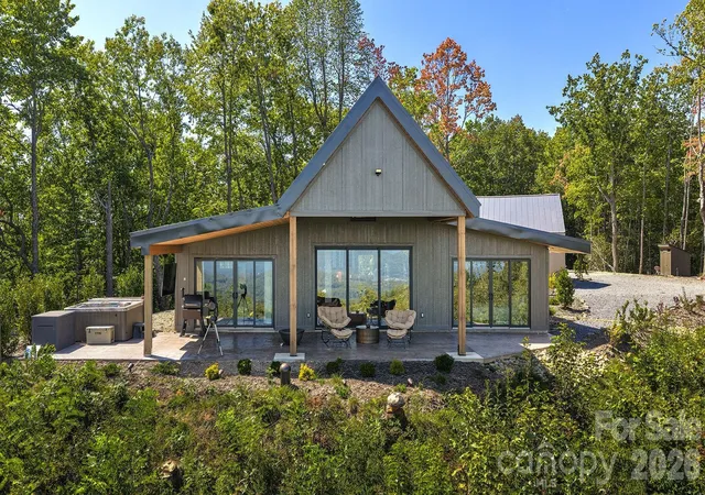 Photo 2 of Single family home for sale at 536 Faircrest Ln, Hendersonville, NC 28739 | MLS# 4424378 | Listing updated on 2026-10-01