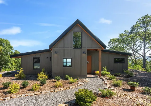 Photo 3 of Single family home for sale at 536 Faircrest Ln, Hendersonville, NC 28739 | MLS# 4424378 | Listing updated on 2026-10-01