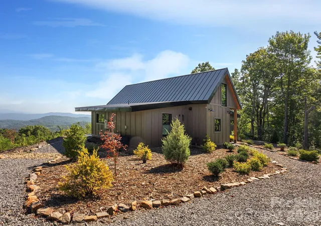 Photo 3 of Single family home for sale at 536 Faircrest Ln, Hendersonville, NC 28739 | MLS# 4424378 | Listing updated on 2026-10-01