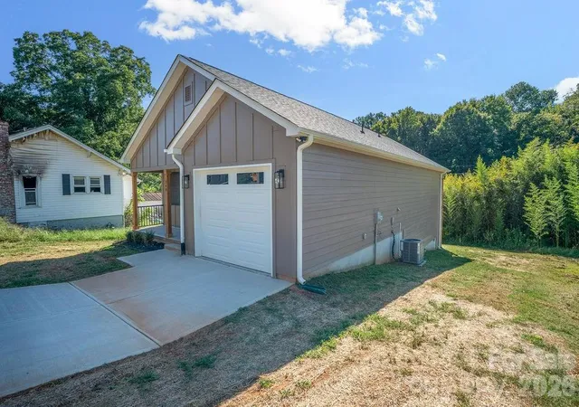 Photo 3 of Single family home for sale at 308 N Caldwell Ave, Newton, NC 28658 | MLS# 4424380 | Listing updated on 2026-09-15