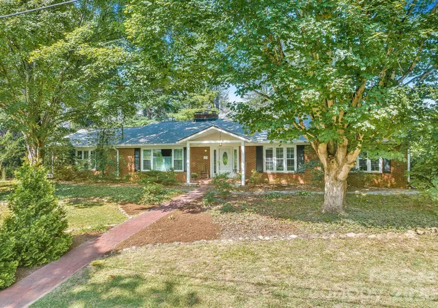 Photo 2 of Single family home for sale at 1 Pheasant Ridge Dr, Asheville, NC 28804 | MLS# 4424381 | Listing updated on 2026-09-27