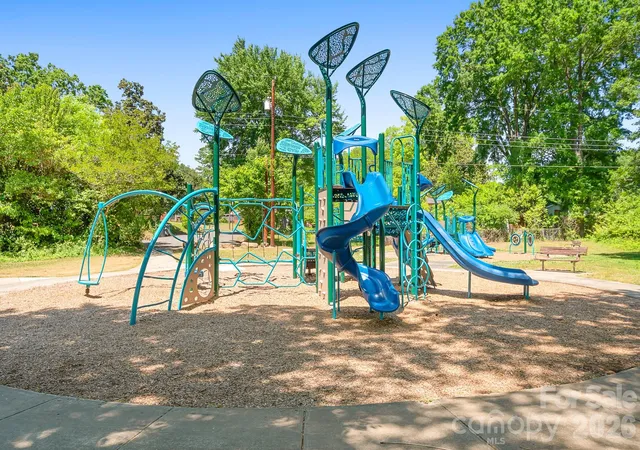 Photo 24 of Single family home for sale at 3960 Bristol Dr, Charlotte, NC 28208 | MLS# 4424389 | Listing updated on 2026-09-15