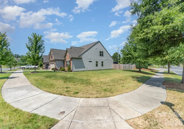 Photo 3 of Single family home for sale at 2010 Knocktree Dr, Indian Trail, NC 28079 | MLS# 4424411 | Listing updated on 2026-09-17