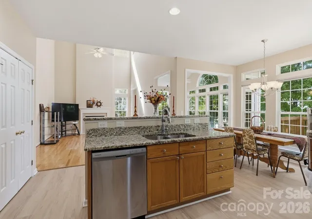 Photo 3 of Single family home for sale at 124 Doby Crk Ct, Fort Mill, SC 29715 | MLS# 4424436 | Listing updated on 2026-10-08