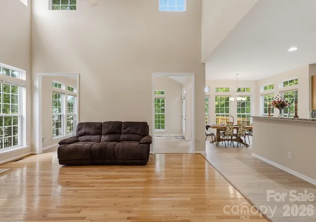 Photo 3 of Single family home for sale at 124 Doby Crk Ct, Fort Mill, SC 29715 | MLS# 4424436 | Listing updated on 2026-10-08
