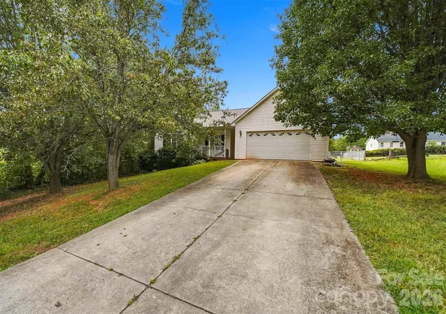 Photo 3 of Single family home for sale at 4917 Pond Ct, Conover, NC 28613 | MLS# 4424441 | Listing updated on 2026-09-18