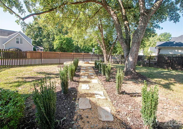 Photo 4 of Single family home for sale at 5101 Ashie Ave, Matthews, NC 28104 | MLS# 4424455 | Listing updated on 2026-10-03