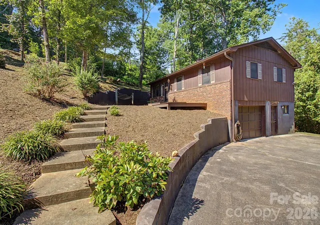 Photo 2 of Single family home for sale at 21 Coffey Cir, Asheville, NC 28806 | MLS# 4424466 | Listing updated on 2026-09-24