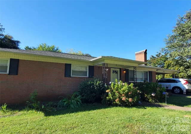 Photo 2 of Single family home for sale at 596 Georgia Ave, Statesville, NC 28677 | MLS# 4424491 | Listing updated on 2026-09-26