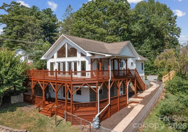 Photo 3 of Single family home for sale at 110 Medford Ave, Waynesville, NC 28786 | MLS# 4424495 | Listing updated on 2026-09-30