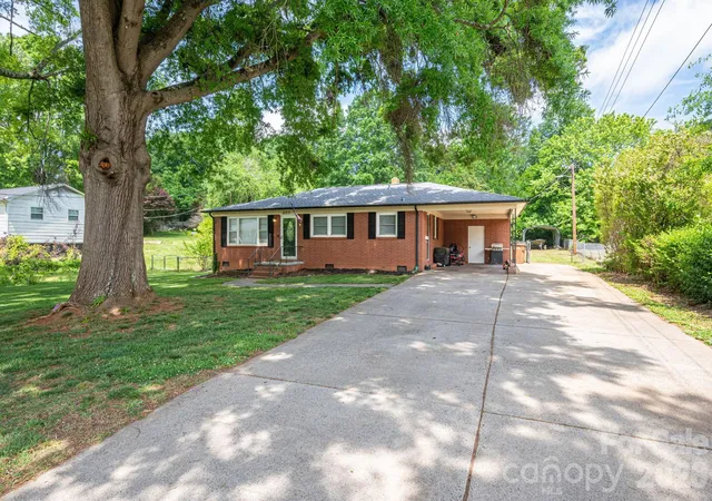 Photo 2 of Single family home for sale at 2173 Dale Ave, Lincolnton, NC 28092 | MLS# 4424496 | Listing updated on 2026-09-19