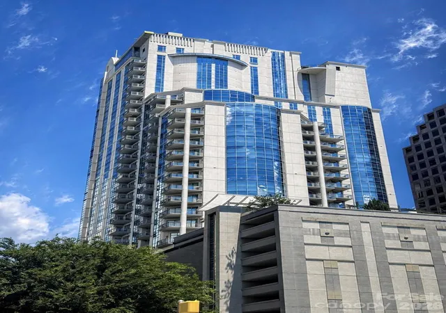 Listing Photo 2 - Condo for sale in building located at 333 W Trade St, Charlotte, NC 28202 - Unit #907