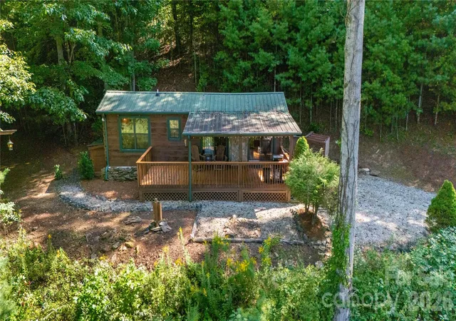 Photo 2 of Single family home for sale at 319 Dancing Leaf Ln, Bakersville, NC 28705 | MLS# 4424529 | Listing updated on 2026-10-13