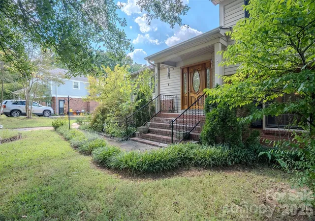 Photo 1 of Single family home for sale at 6516 Brynwood Dr, Charlotte, NC 28226 | MLS# 4424530 | Listing updated on 2026-10-26
