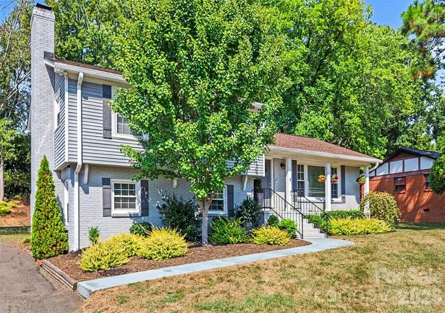 Photo 1 of Single family home for sale at 5621 Alanhurst Pl, Charlotte, NC 28217 | MLS# 4424544 | Listing updated on 2026-10-23