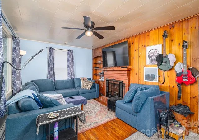 Photo 3 of Single family home for sale at 712 N Weldon St, Gastonia, NC 28052 | MLS# 4424561 | Listing updated on 2026-10-02