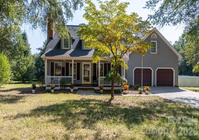 Photo 2 of Single family home for sale at 2036 Picnic Dr, Newton, NC 28658 | MLS# 4424566 | Listing updated on 2026-09-18