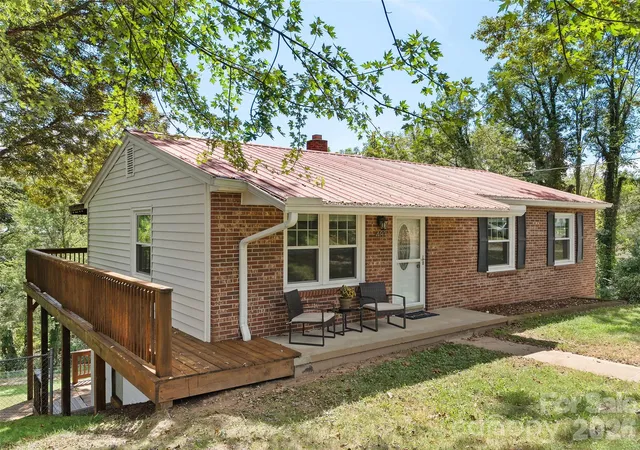 Photo 1 of Single family home for sale at 483 Thompson St, Canton, NC 28716 | MLS# 4424582 | Listing updated on 2026-09-16