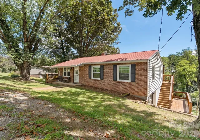 Photo 2 of Single family home for sale at 483 Thompson St, Canton, NC 28716 | MLS# 4424582 | Listing updated on 2026-09-16