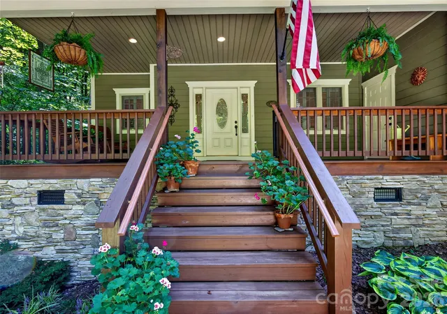 Photo 3 of Sale Pending at 427 Locust Dr, Maggie Valley, NC 28751 | MLS# 4424585 | Listing updated on 2026-10-08