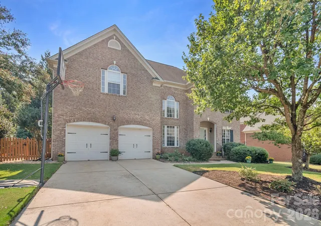 Photo 1 of Single family home for sale at 402 Deercross Ln, Waxhaw, NC 28173 | MLS# 4424603 | Listing updated on 2026-10-07
