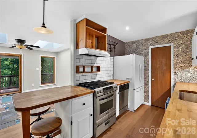 Photo 4 of Single family home for sale at 9 Good Neighbor Ridge, Weaverville, NC 28787 | MLS# 4424613 | Listing updated on 2026-10-07