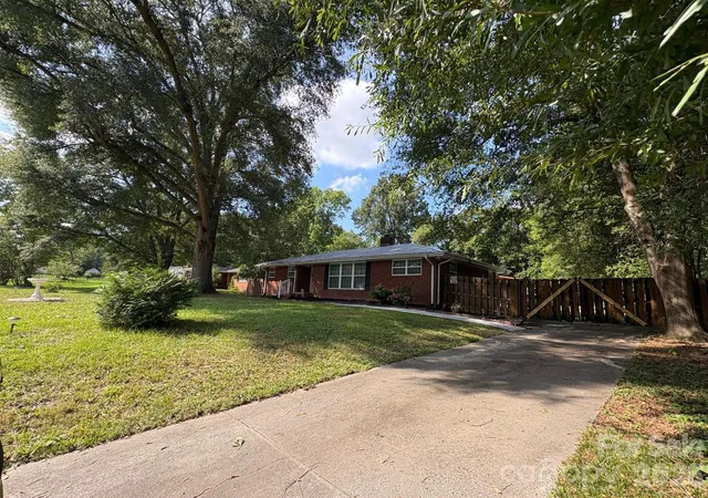 Photo 3 of Single family home for sale at 818 Hillcrest Ave, Gastonia, NC 28052 | MLS# 4424650 | Listing updated on 2026-09-18