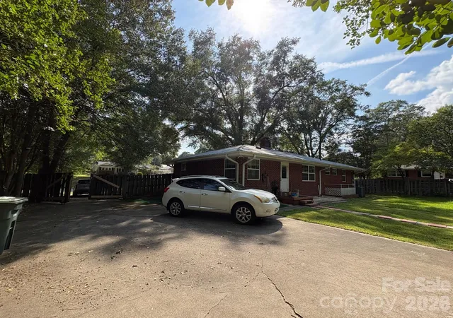 Photo 3 of Single family home for sale at 818 Hillcrest Ave, Gastonia, NC 28052 | MLS# 4424650 | Listing updated on 2026-09-18