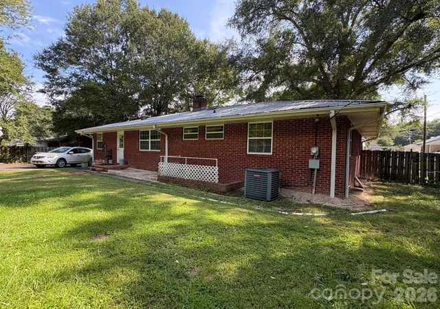 Photo 4 of Single family home for sale at 818 Hillcrest Ave, Gastonia, NC 28052 | MLS# 4424650 | Listing updated on 2026-09-18