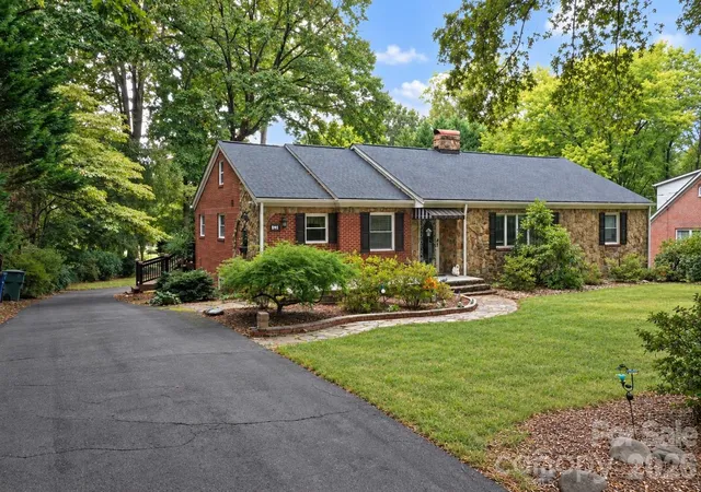 Photo 2 of Single family home for sale at 609 1st Avenue N, Conover, NC 28613 | MLS# 4424652 | Listing updated on 2026-09-23