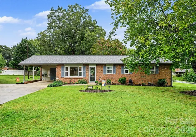 Photo 3 of Sale Pending at 2712 33rd Avenue Ne, Hickory, NC 28601 | MLS# 4424654 | Listing updated on 2026-09-26