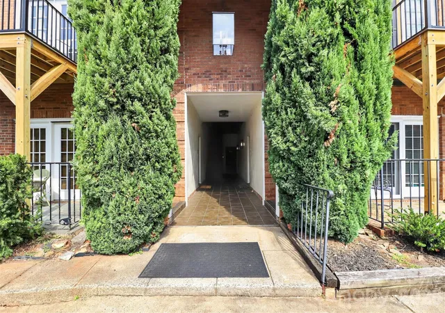 Photo 3 of Condo for sale at 1012 Queens Rd #C, Charlotte, NC 28207 | MLS# 4424659 | Listing updated on 2026-09-25
