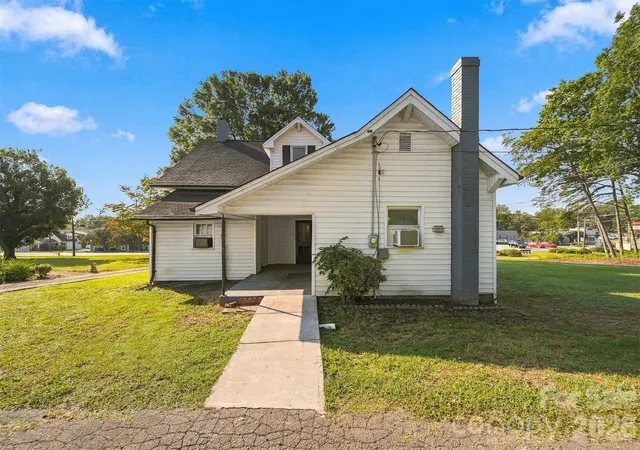 Photo 3 of Single family home for sale at 3140 W Main St, Claremont, NC 28610 | MLS# 4424661 | Listing updated on 2026-09-23