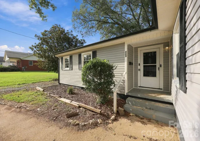 Photo 3 of Single family home for sale at 909 Rhode Is Ave, Kannapolis, NC 28083 | MLS# 4424673 | Listing updated on 2026-09-21