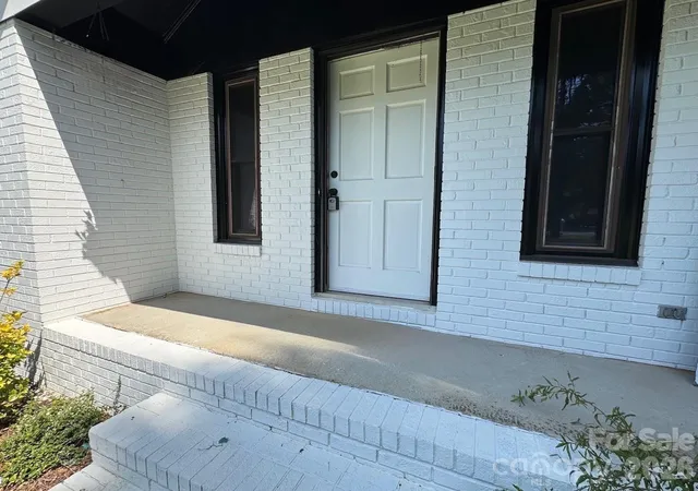 Photo 3 of Single family home for sale at 425 Acorn Oaks Dr, Salisbury, NC 28146 | MLS# 4424730 | Listing updated on 2026-09-25