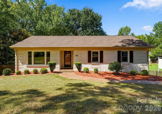 Photo 1 of Single family home for sale at 912 Tally Ho Ct, Charlotte, NC 28212 | MLS# 4424793 | Listing updated on 2026-09-26