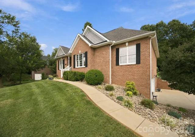 Photo 2 of Single family home for sale at 1463 Brookstone Dr, Hickory, NC 28602 | MLS# 4424803 | Listing updated on 2026-09-19