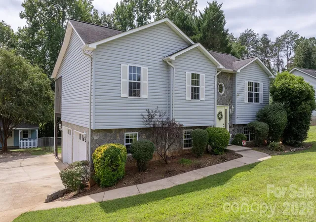 Photo 1 of Single family home for sale at 2103 Samanthas Wells Ln, Newton, NC 28658 | MLS# 4424812 | Listing updated on 2026-09-24
