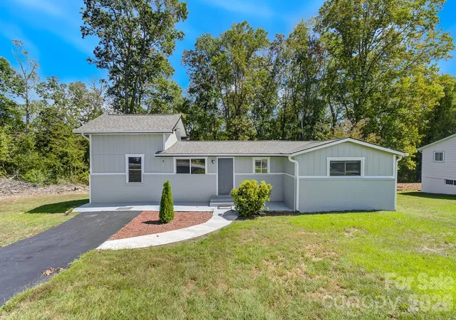 Photo 1 of Single family home for sale at 21 Oak Hl Dr, Asheville, NC 28806 | MLS# 4424829 | Listing updated on 2026-09-28