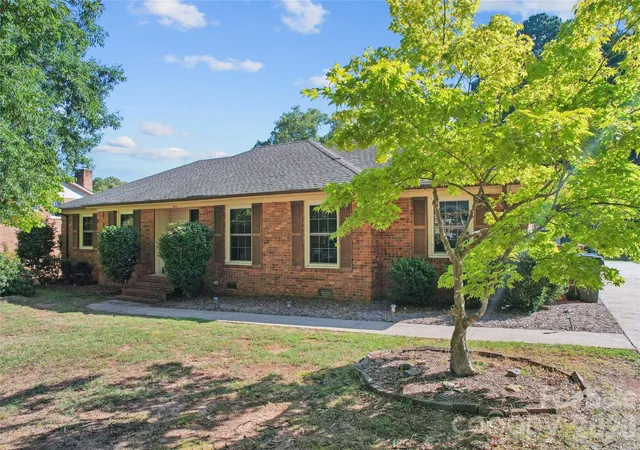 Photo 3 of Single family home for sale at 13507 Four Oaks Ln, Matthews, NC 28105 | MLS# 4424835 | Listing updated on 2026-09-27