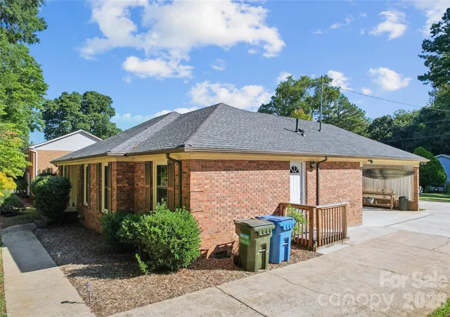 Photo 3 of Single family home for sale at 13507 Four Oaks Ln, Matthews, NC 28105 | MLS# 4424835 | Listing updated on 2026-09-27